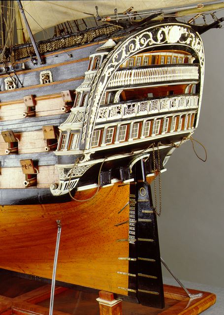 Popa del navío Real Borbón vista desde la aleta de babor. Timón de codaste con dos portas para sendos cañones de guardatimones a cada banda.